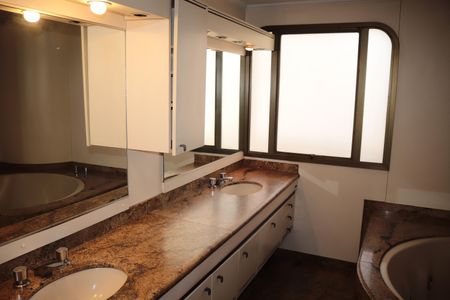 Apartamento à venda com 300m², 4 quartos e 4 vagasBanheiro