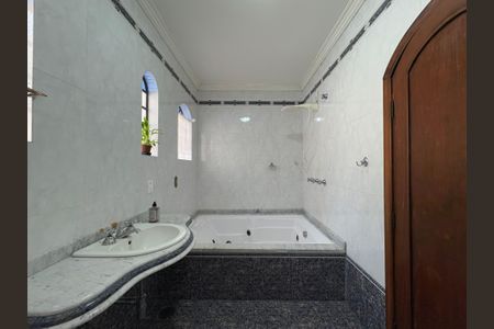 Casa à venda com 232m², 3 quartos e 4 vagasBanheiro da suíte