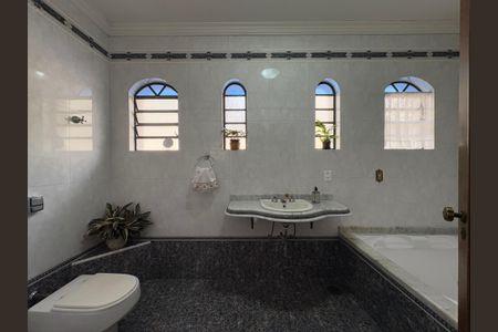 Casa à venda com 232m², 3 quartos e 4 vagasBanheiro da suíte