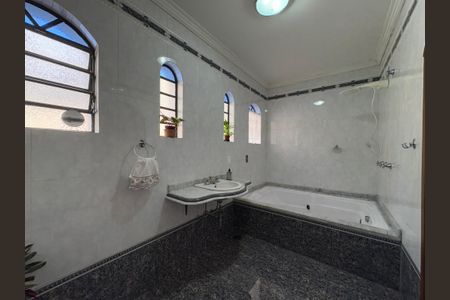 Casa à venda com 232m², 3 quartos e 4 vagasBanheiro da suíte