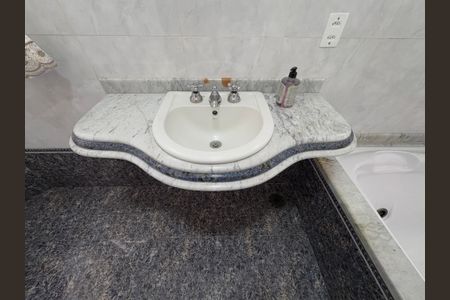 Casa à venda com 232m², 3 quartos e 4 vagasBanheiro da suíte