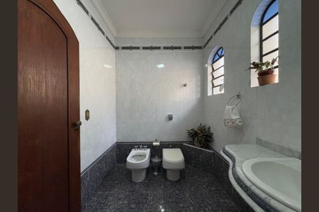 Casa à venda com 232m², 3 quartos e 4 vagasBanheiro da suíte