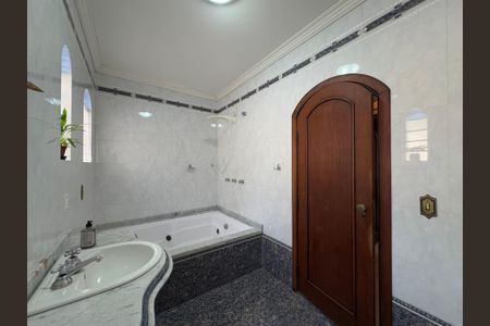 Casa à venda com 232m², 3 quartos e 4 vagasBanheiro da suíte