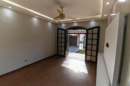 Casa à venda com 190m², 4 quartos e 2 vagasSala