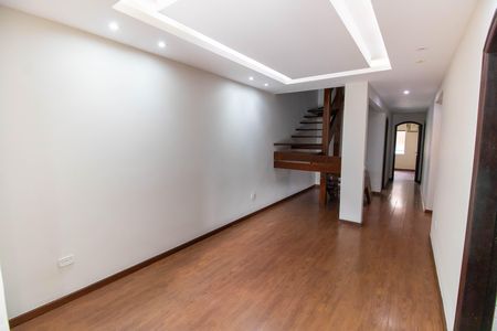 Casa à venda com 190m², 4 quartos e 2 vagasSala