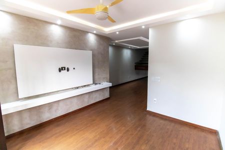 Casa à venda com 190m², 4 quartos e 2 vagasSala