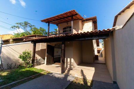 Casa à venda com 190m², 4 quartos e 2 vagasFachada