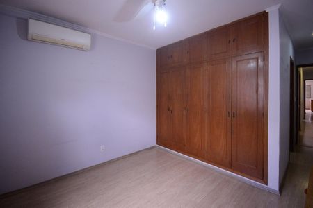 Casa à venda com 236m², 4 quartos e 2 vagasSuíte 3