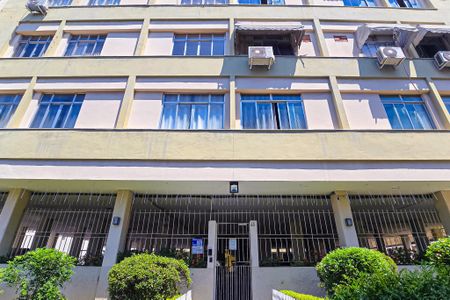 Apartamento à venda com 70m², 2 quartos e 1 vagaFachada e portaria com placa