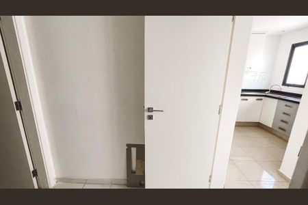 Apartamento à venda com 125m², 3 quartos e 2 vagas Apartamento à venda com 125m², 3 quartos e 2 vagasQuarto de Serviço