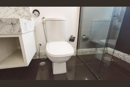 Apartamento à venda com 125m², 3 quartos e 2 vagas Apartamento à venda com 125m², 3 quartos e 2 vagasBanheiro da Suíte 1