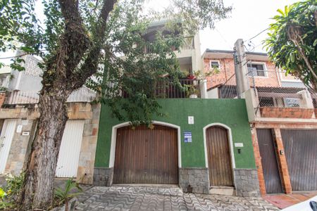 Casa à venda com 200m², 4 quartos e 1 vaga Casa à venda com 200m², 4 quartos e 1 vagaFachada