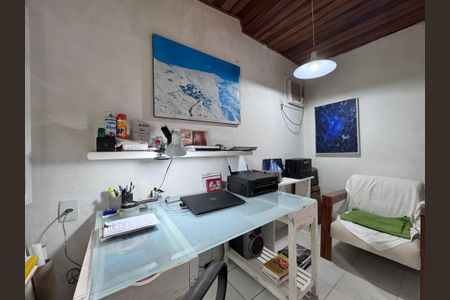 Casa de condomínio para alugar com 210m², 3 quartos e 4 vagasEscritório