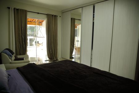 Casa à venda com 220m², 3 quartos e 2 vagasSuíte