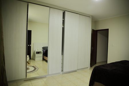 Casa à venda com 220m², 3 quartos e 2 vagasSuíte