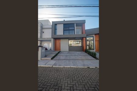 Casa à venda com 184m², 3 quartos e 2 vagas Casa à venda com 184m², 3 quartos e 2 vagasFachada