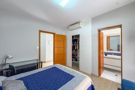 Casa à venda com 207m², 3 quartos e 4 vagasSuíte 1