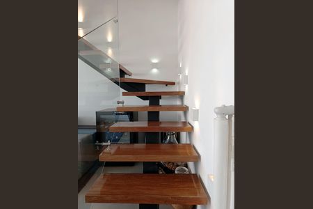 Acesso ao pavimento superior de apartamento à venda com 2 quartos, 109m² em Pinheiros, São Paulo