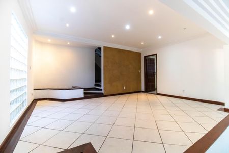 Casa de condomínio à venda com 685m², 4 quartos e 2 vagas Casa de condomínio à venda com 685m², 4 quartos e 2 vagasSala