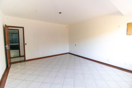 Casa de condomínio à venda com 685m², 4 quartos e 2 vagas Casa de condomínio à venda com 685m², 4 quartos e 2 vagasSuíte 4