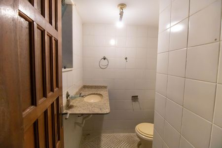 Casa de condomínio à venda com 685m², 4 quartos e 2 vagas Casa de condomínio à venda com 685m², 4 quartos e 2 vagasBanheiro Externo