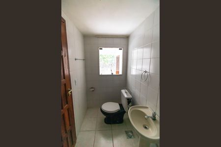 Casa de condomínio à venda com 685m², 4 quartos e 2 vagas Casa de condomínio à venda com 685m², 4 quartos e 2 vagasBanheiro de serviço