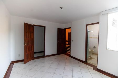 Casa de condomínio à venda com 685m², 4 quartos e 2 vagas Casa de condomínio à venda com 685m², 4 quartos e 2 vagasSuíte 1