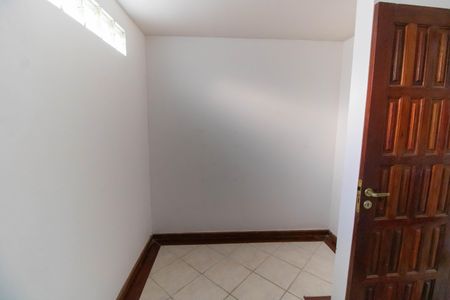 Casa de condomínio à venda com 685m², 4 quartos e 2 vagas Casa de condomínio à venda com 685m², 4 quartos e 2 vagasCloset da suíte 4