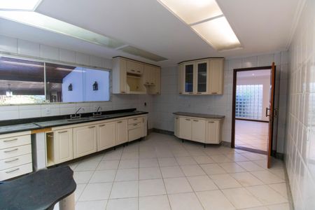 Casa de condomínio à venda com 685m², 4 quartos e 2 vagas Casa de condomínio à venda com 685m², 4 quartos e 2 vagasCozinha