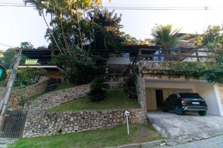Casa de condomínio à venda com 685m², 4 quartos e 2 vagas Casa de condomínio à venda com 685m², 4 quartos e 2 vagasFachada