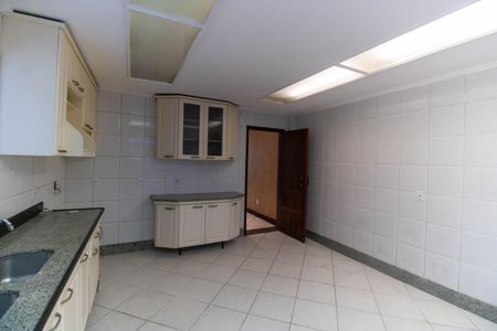 Casa de condomínio à venda com 685m², 4 quartos e 2 vagas Casa de condomínio à venda com 685m², 4 quartos e 2 vagasCozinha