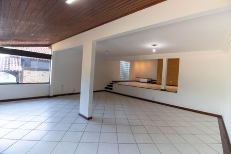 Sala de casa de condomínio à venda com 4 quartos, 685m² em Itaipu, Niterói