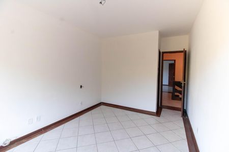 Casa de condomínio à venda com 685m², 4 quartos e 2 vagas Casa de condomínio à venda com 685m², 4 quartos e 2 vagasSuíte 2