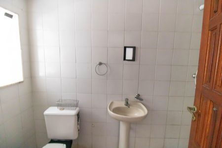 Casa de condomínio à venda com 685m², 4 quartos e 2 vagas Casa de condomínio à venda com 685m², 4 quartos e 2 vagasBanheiro de serviço