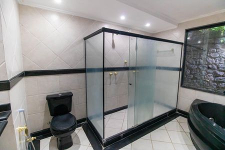 Casa de condomínio à venda com 685m², 4 quartos e 2 vagas Casa de condomínio à venda com 685m², 4 quartos e 2 vagasBanheiro da Suíte 4