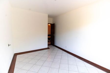 Casa de condomínio à venda com 685m², 4 quartos e 2 vagas Casa de condomínio à venda com 685m², 4 quartos e 2 vagasSuíte 2