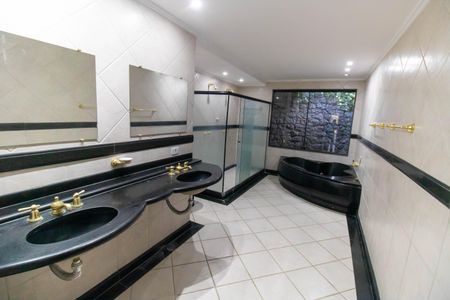 Casa de condomínio à venda com 685m², 4 quartos e 2 vagas Casa de condomínio à venda com 685m², 4 quartos e 2 vagasBanheiro da Suíte 4