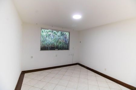Casa de condomínio à venda com 685m², 4 quartos e 2 vagas Casa de condomínio à venda com 685m², 4 quartos e 2 vagasSuíte 4