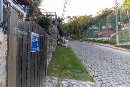 Casa de condomínio à venda com 685m², 4 quartos e 2 vagas Casa de condomínio à venda com 685m², 4 quartos e 2 vagasPlaquinha