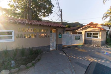 Casa de condomínio à venda com 685m², 4 quartos e 2 vagas Casa de condomínio à venda com 685m², 4 quartos e 2 vagasFachada