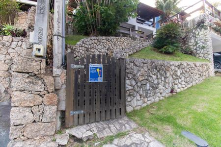 Casa de condomínio à venda com 685m², 4 quartos e 2 vagas Casa de condomínio à venda com 685m², 4 quartos e 2 vagasPlaquinha