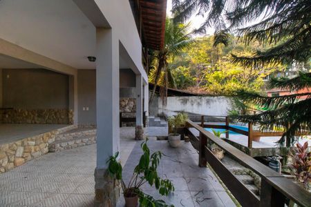 Casa de condomínio à venda com 685m², 4 quartos e 2 vagas Casa de condomínio à venda com 685m², 4 quartos e 2 vagasÁrea externa