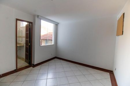 Casa de condomínio à venda com 685m², 4 quartos e 2 vagas Casa de condomínio à venda com 685m², 4 quartos e 2 vagasSuíte 1