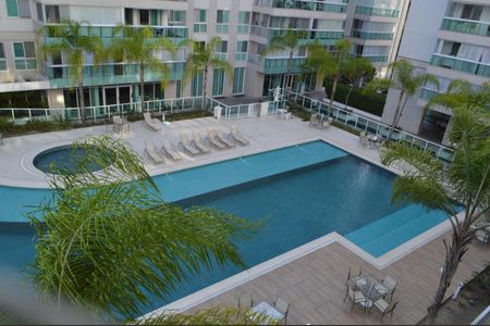 Apartamento à venda com 168m², 3 quartos e 2 vagas Apartamento à venda com 168m², 3 quartos e 2 vagasÁrea comum - Piscina