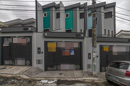 Casa à venda com 124m², 2 quartos e 4 vagas Casa à venda com 124m², 2 quartos e 4 vagasFachada