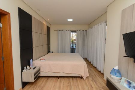 Casa à venda com 256m², 4 quartos e 3 vagasSuíte