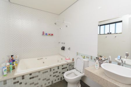 Casa à venda com 256m², 4 quartos e 3 vagasBanheiro da Suíte