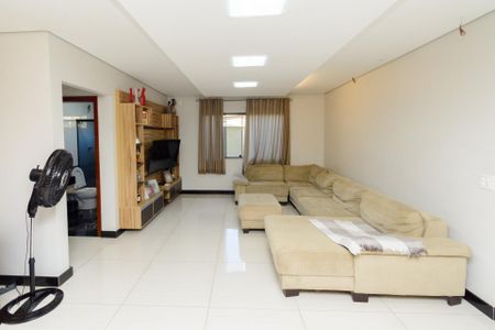 Casa à venda com 256m², 4 quartos e 3 vagasSala