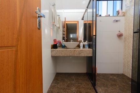 Casa à venda com 256m², 4 quartos e 3 vagasBanheiro 1