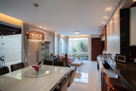 Sala de casa de condomínio à venda com 4 quartos, 380m² em Planalto, Belo Horizonte